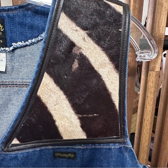Wrangler No Fault Denim Vtg Blue Vest with Black & Cream Cowhide Shoulder Panels - Picture 8 of 10